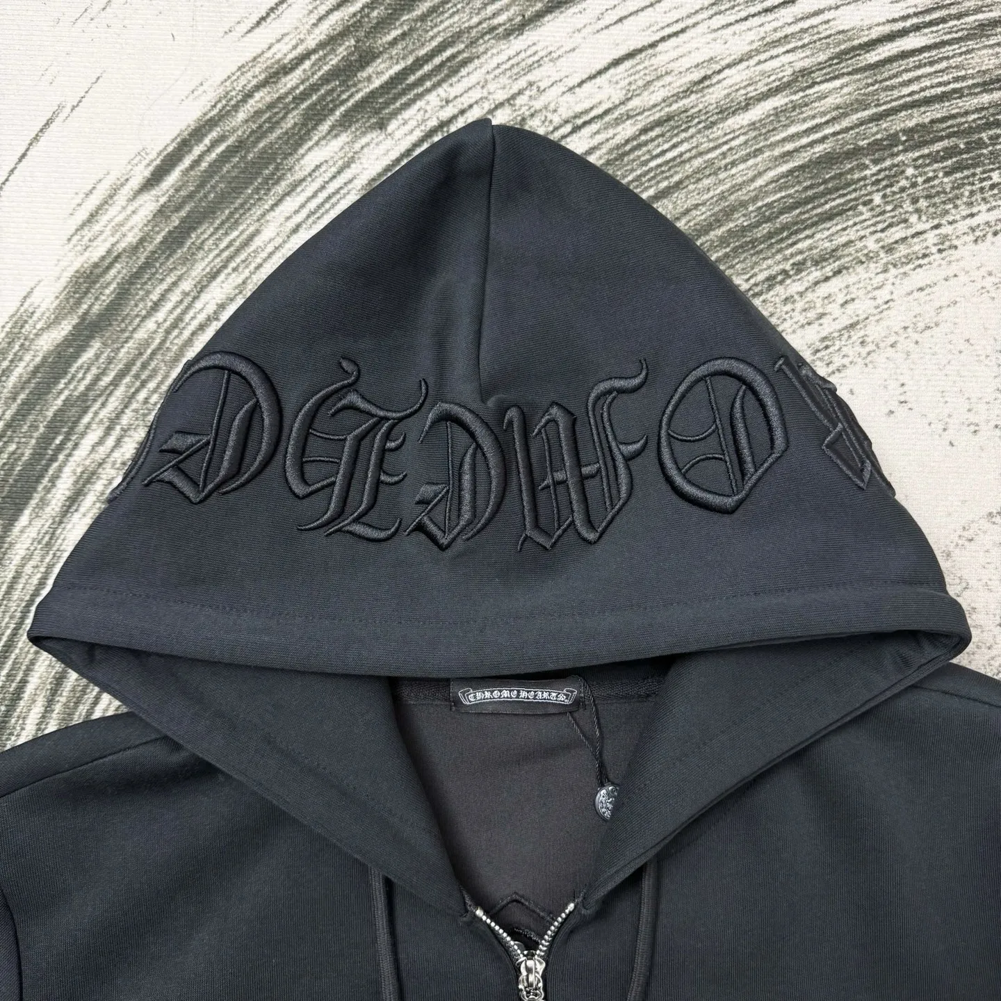 P330 Chrome Heart patchwork leather rivet heavy embroidery hooded jacket ChromeHearts counter same style Hat thousands of needles heavy embroidery letters Original custom hardware zippers The details are restored in place Very textured on the handle Three-dimensional and atmospheric Versatile and easy to wear in autumn Simple and elegant Using the os version The upper body effect is great Suitable for all body types Soft and comfortable Front CH Sanskrit embroidered letters ➕ Back horseshoe Sanskrit large leather label Small mark on the hem Machine washable No fading, no deformation, complete accessories, original mold opening, perfect restoration of zp 2:1, same style for men and women, versatile and easy to match, size s m l xl color black
